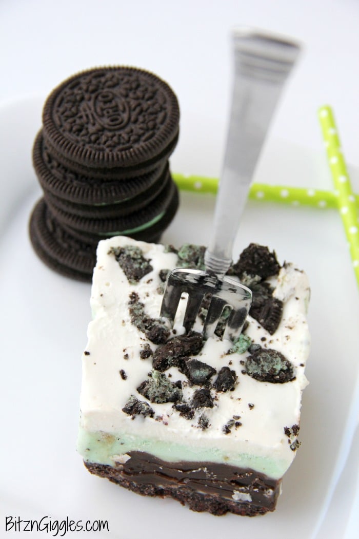 Chocolate Fudge Mint Oreo Bars - Mint chocolate chip ice cream bar dessert with a crunchy Oreo crust and fudge swirled throughout!