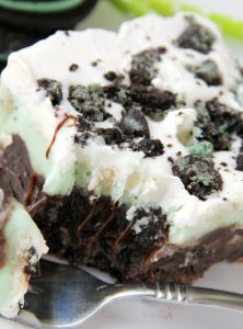Chocolate Fudge Mint Oreo Bars - Mint chocolate chip ice cream bar dessert with a crunchy Oreo crust and fudge swirled throughout!