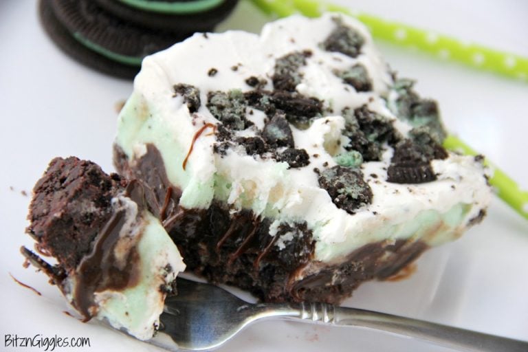 Chocolate Fudge Mint Oreo Bars - Mint chocolate chip ice cream bar dessert with a crunchy Oreo crust and fudge swirled throughout!
