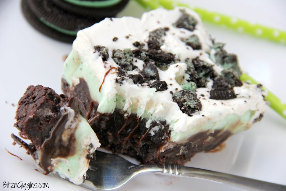 Chocolate Fudge Mint Oreo Bars - Mint chocolate chip ice cream bar dessert with a crunchy Oreo crust and fudge swirled throughout!