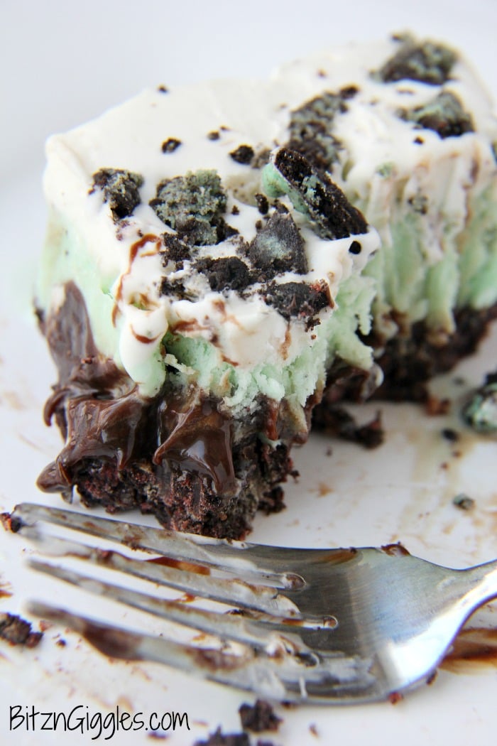 Chocolate Fudge Mint Oreo Bars - Mint chocolate chip ice cream bar dessert with a crunchy Oreo crust and fudge swirled throughout!