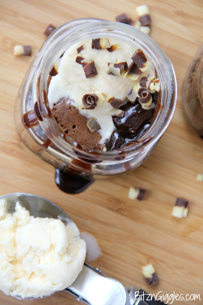 Peanut Butter Fudge Mason Jar Cake - A decadent peanut butter fudge cake made in the microwave in under 1 minute! Top with some vanilla ice cream and fudge - it's heavenly!