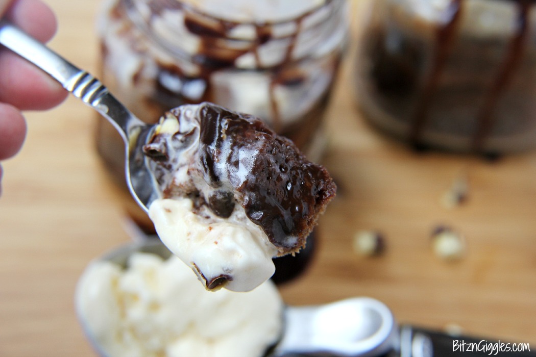 Peanut Butter Fudge Mason Jar Cake - A decadent peanut butter fudge cake made in the microwave in under 1 minute! Top with some vanilla ice cream and fudge - it's heavenly!