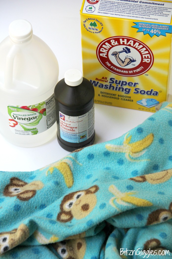 How to Remove Pet Smells From Blankets - Got a stinky blanket that you just can't seem to get the smell out of? This cleaning solution really works!
