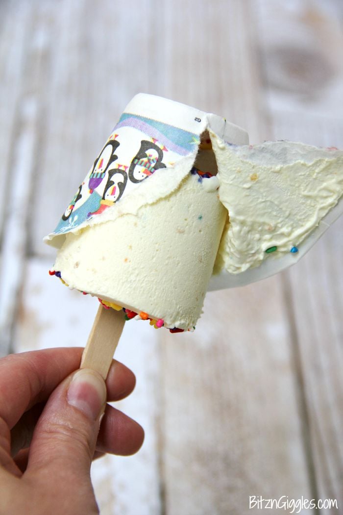 Oreo Cake Batter Pops - Super easy and delicious frozen pudding treats filled with sprinkles and chunks of Oreos.