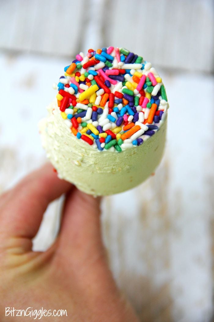 Oreo Cake Batter Pops - Super easy and delicious frozen pudding treats filled with sprinkles and chunks of Oreos.