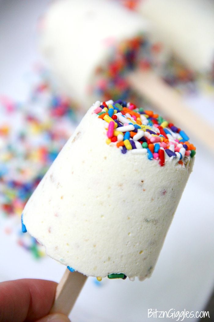 Oreo Cake Batter Pops - Super easy and delicious frozen pudding treats filled with sprinkles and chunks of Oreos.