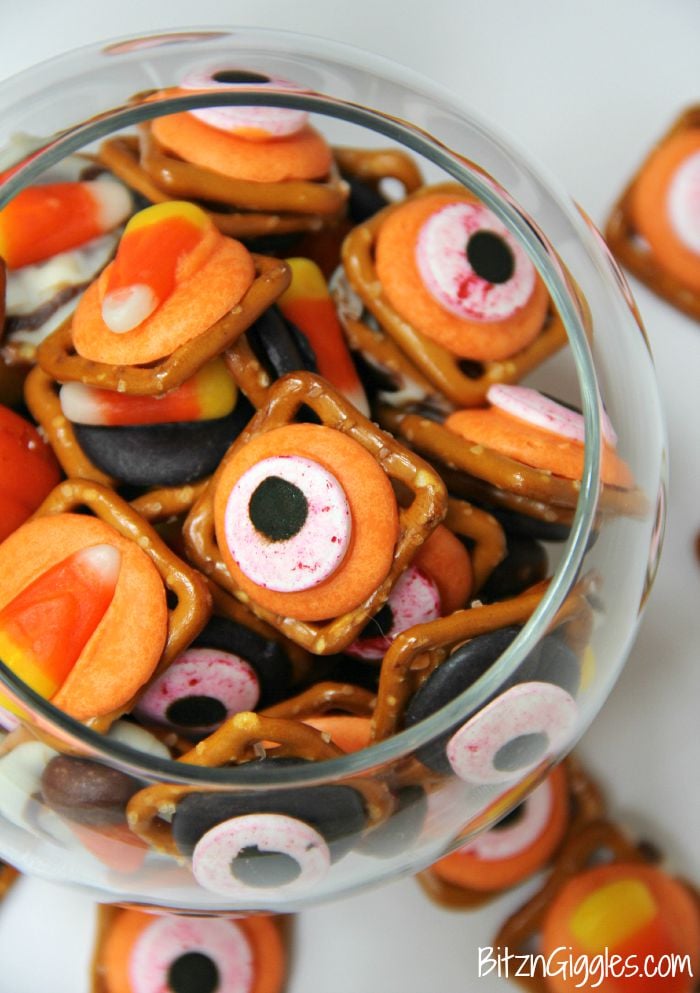 Halloween Pretzel Treats - A sweet and salty treat with a little bit of "spook!" Perfect for Halloween!