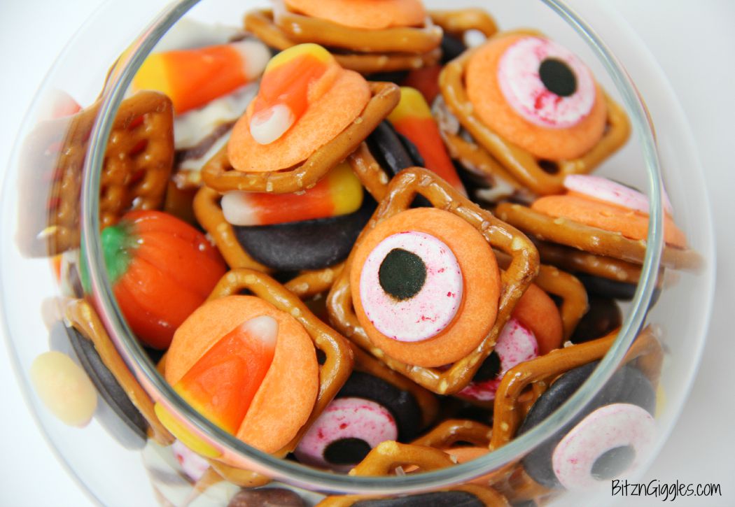 Halloween Pretzel Treats - A sweet and salty treat with a little bit of "spook!" Perfect for Halloween!