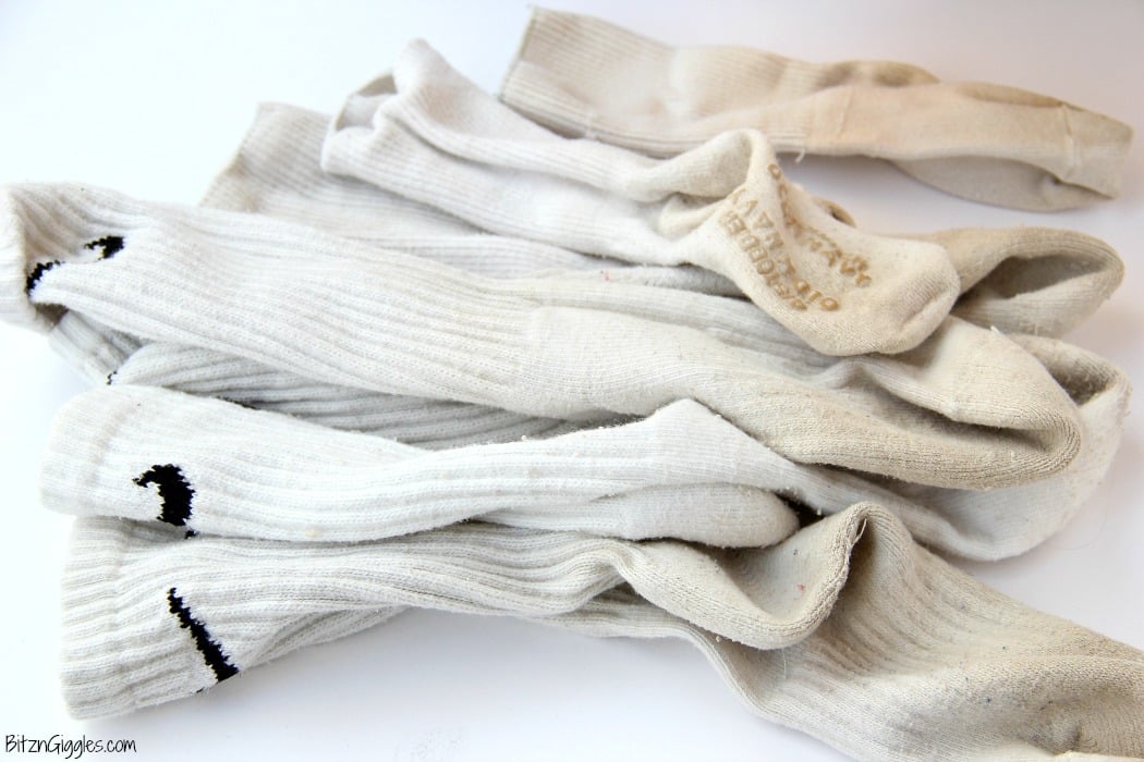 Using Vinegar in the Laundry: How to Whiten Whites - Tutorial on using a natural cleaner to brighten dingy white socks and clothes! It really works!