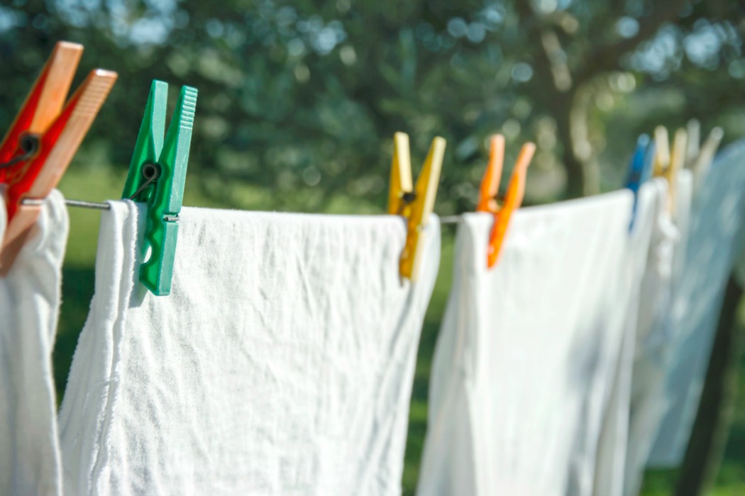 Using Vinegar in the Laundry: How to Whiten Whites - Tutorial on using a natural cleaner to brighten dingy white socks and clothes! It really works!