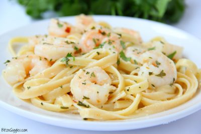 Lemon Garlic Shrimp Fettuccine - lemon, garlic and red pepper flakes bring a punch of flavor to this quick and easy shrimp pasta recipe!