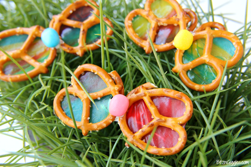 Pretzel Butterflies - These Pretzel Butterflies are only four ingredients and so much fun to snack on! Fruit Roll-Ups bring color to the wings and give a gorgeous stained glass effect. So pretty when held up to the sun!