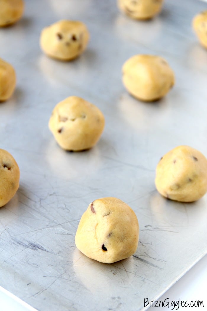 Chocolate Chip Peanut Butter Cookies - These cookies are only 5 ingredients and so simple and quick to bake. A great recipe for early bakers and those of us who just need a quick cookie recipe!