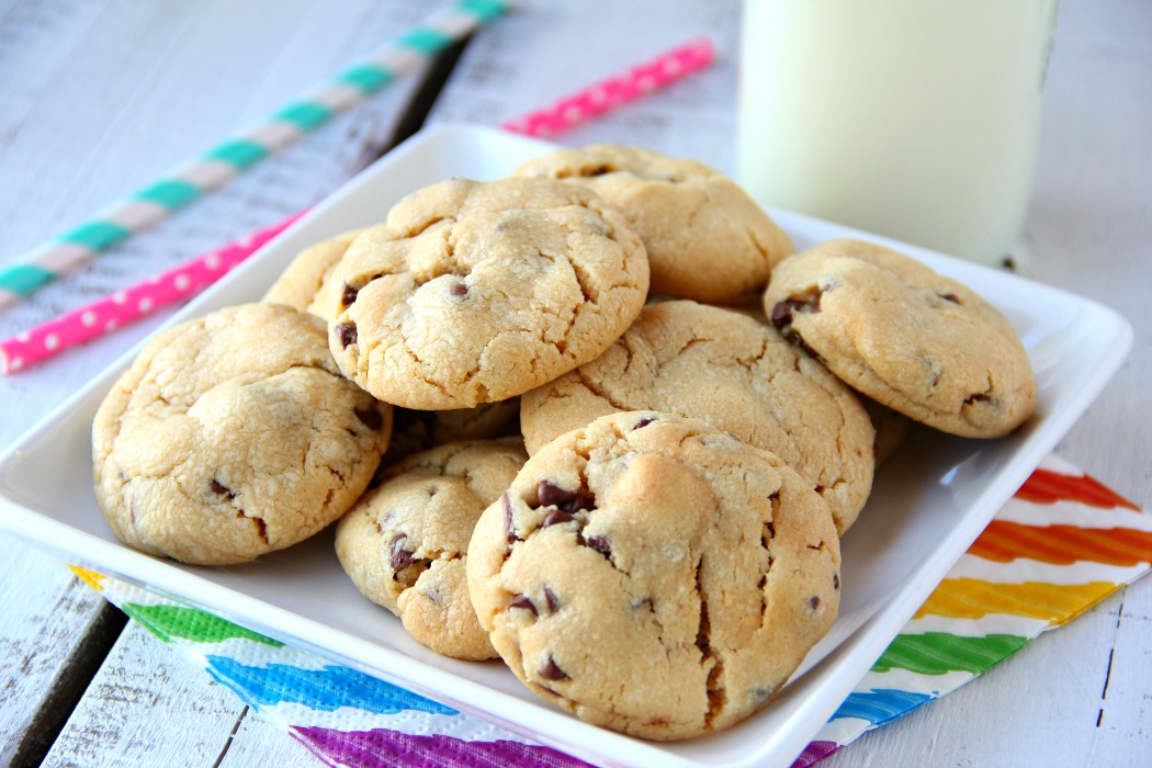 Chocolate Chip Peanut Butter Cookies - These cookies are only 5 ingredients and so simple and quick to bake. A great recipe for early bakers and those of us who just need a quick cookie recipe!