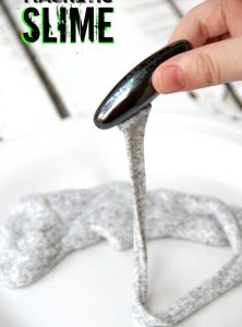 How to Make Magnetic Slime -Wondering how to make slime with magnetic qualities? This step-by-step tutorial is so helpful and even includes a video!