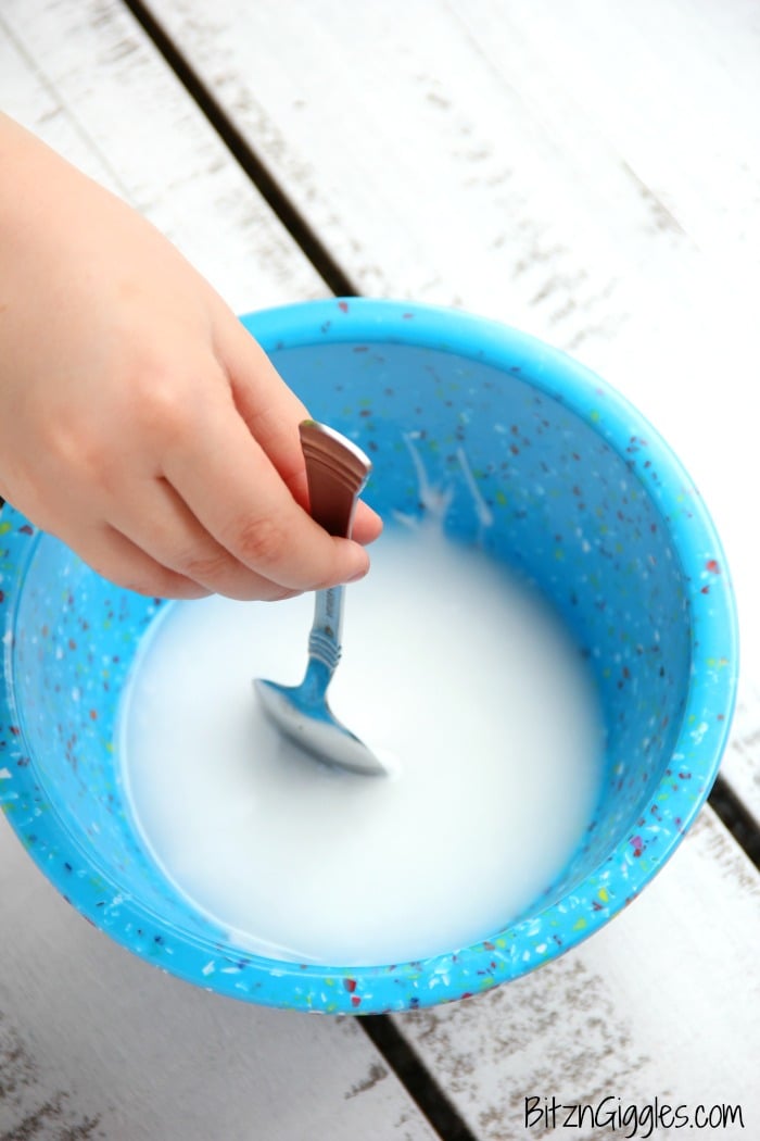 How to Make Magnetic Slime -Wondering how to make slime with magnetic qualities? This step-by-step tutorial is so helpful and even includes a video!