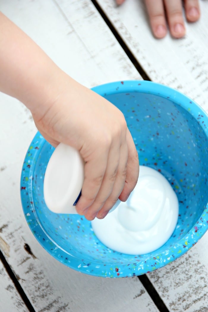 How to Make Magnetic Slime -Wondering how to make slime with magnetic qualities? This step-by-step tutorial is so helpful and even includes a video!