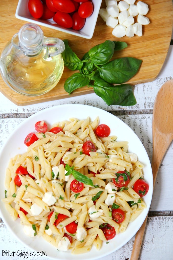 Caprese Pasta Salad - A quick and easy salad with fresh tomatoes, mozzarella and basil! Yum!