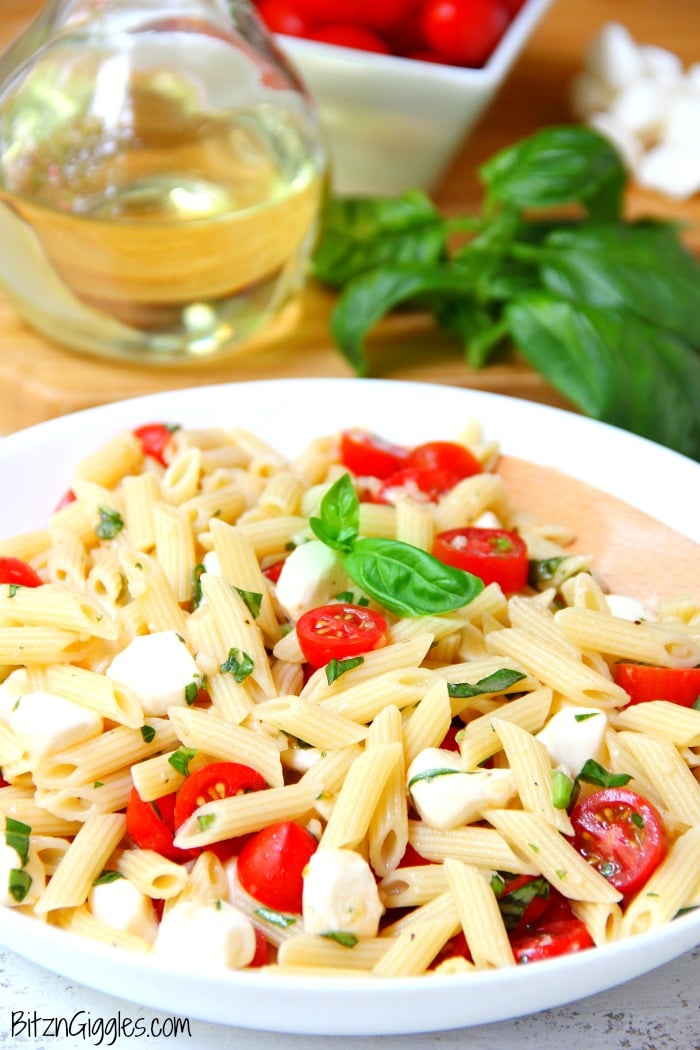 Caprese Pasta Salad - A quick and easy salad with fresh tomatoes, mozzarella and basil! Yum!