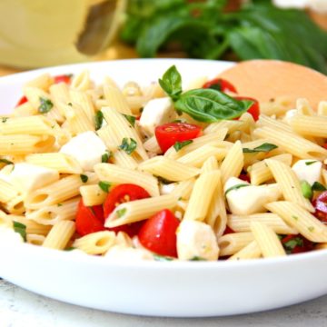 Caprese Pasta Salad - A quick and easy salad with the fresh tomatoes, mozzarella and basil! Yum!