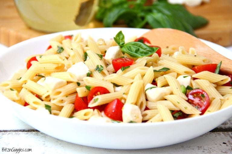 Caprese Pasta Salad - A quick and easy salad with the fresh tomatoes, mozzarella and basil! Yum!