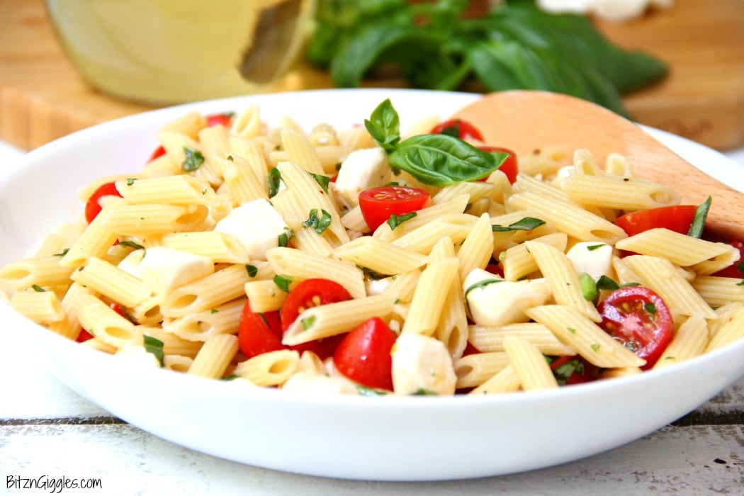 Caprese Pasta Salad - A quick and easy salad with fresh tomatoes, mozzarella and basil! Yum!