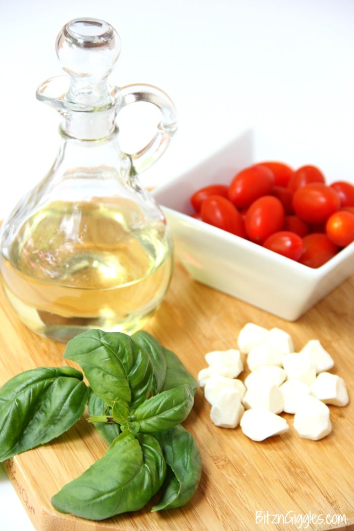 Caprese Pasta Salad - A quick and easy salad with fresh tomatoes, mozzarella and basil! Yum!