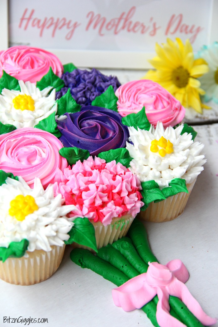Mother's Day Cupcake Cake with Free Printable - A simple, beautiful cupcake flower bouquet that comes together with store-bought cupcakes from the grocery store bakery!