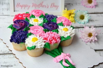 Mother's Day Cupcake Cake with Free Printable - A simple, beautiful cupcake flower bouquet that comes together with store-bought cupcakes from the grocery store bakery!