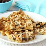 Gooey Cheerio & Chocolate Bars - Sweet and chewy bars made with yellow cake mix, marshmallows, Cheerios and chocolate chips! Addicting and oh so good!