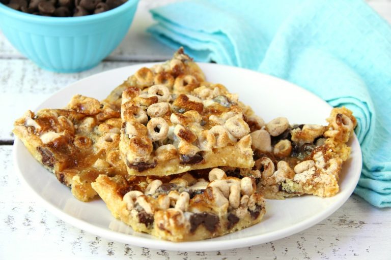 Gooey Cheerio & Chocolate Bars - Sweet and chewy bars made with yellow cake mix, marshmallows, Cheerios and chocolate chips! Addicting and oh so good!