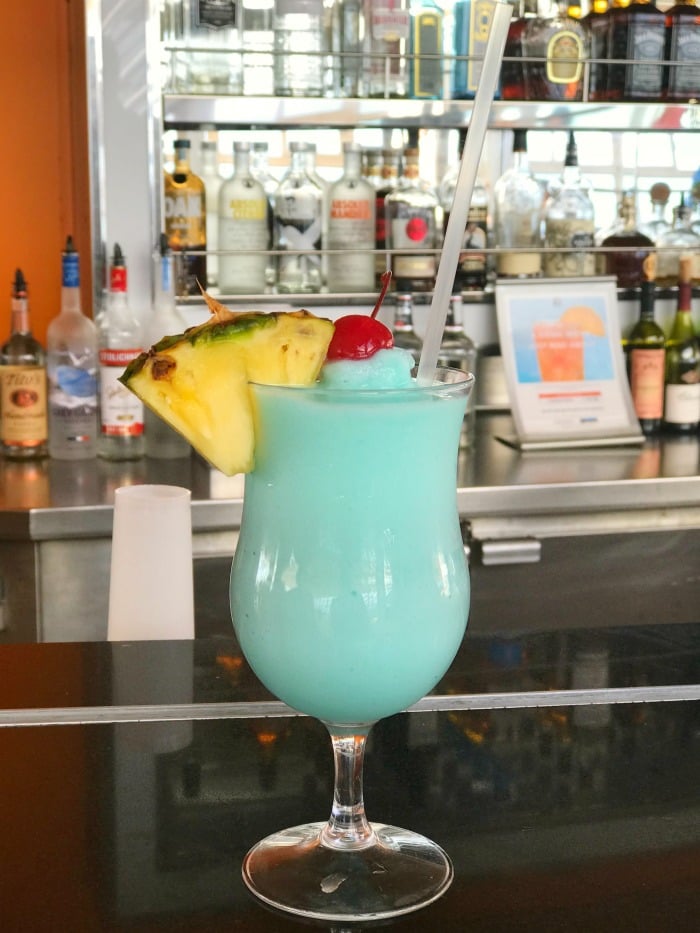 Cóctel hawaiano verde: una hermosa y refrescante combinación de vodka, ron de coco, curaçao azul, jugo de piña y soda de limón y lima. Es la bebida perfecta para el verano!'s the perfect drink for summer!