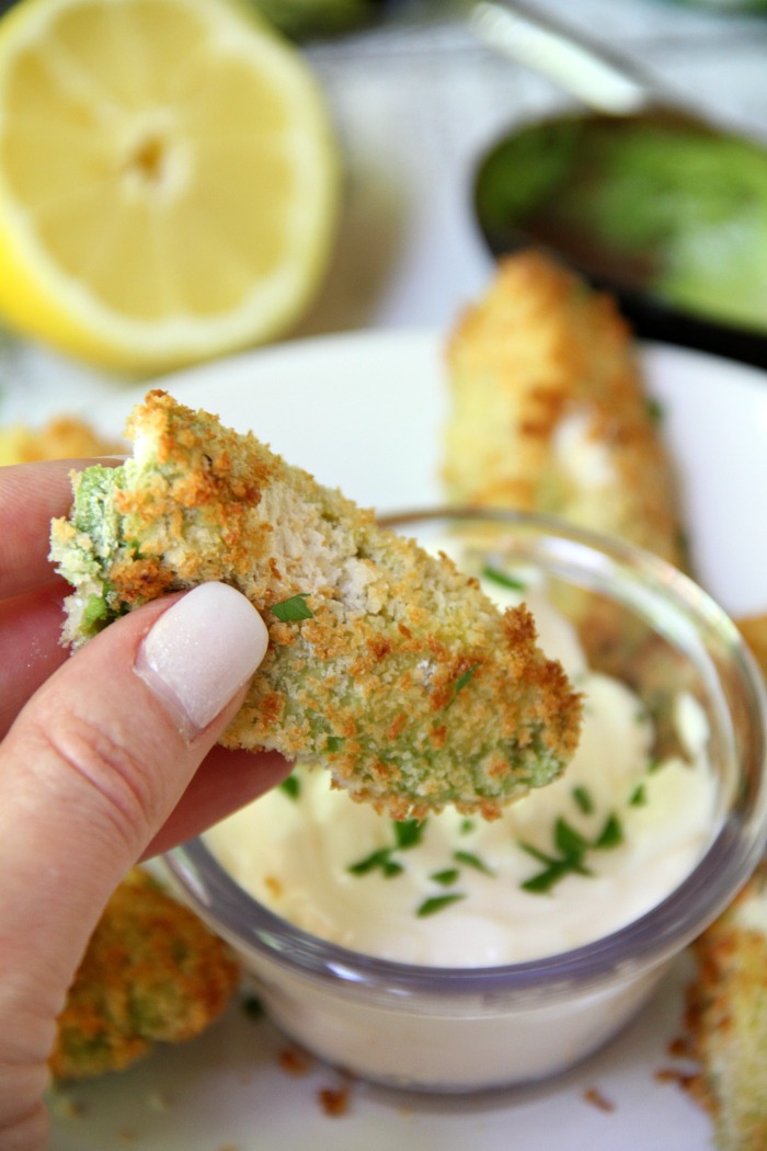 Air Fryer Avocado Wedges With Garlic Aioli Dipping Sauce - Perfectly golden and ready to eat in under 10 minutes, these crunchy avocado wedges are delicious when paired with this creamy garlic aioli dipping sauce! #airfryer #avocado #appetizer #aioli