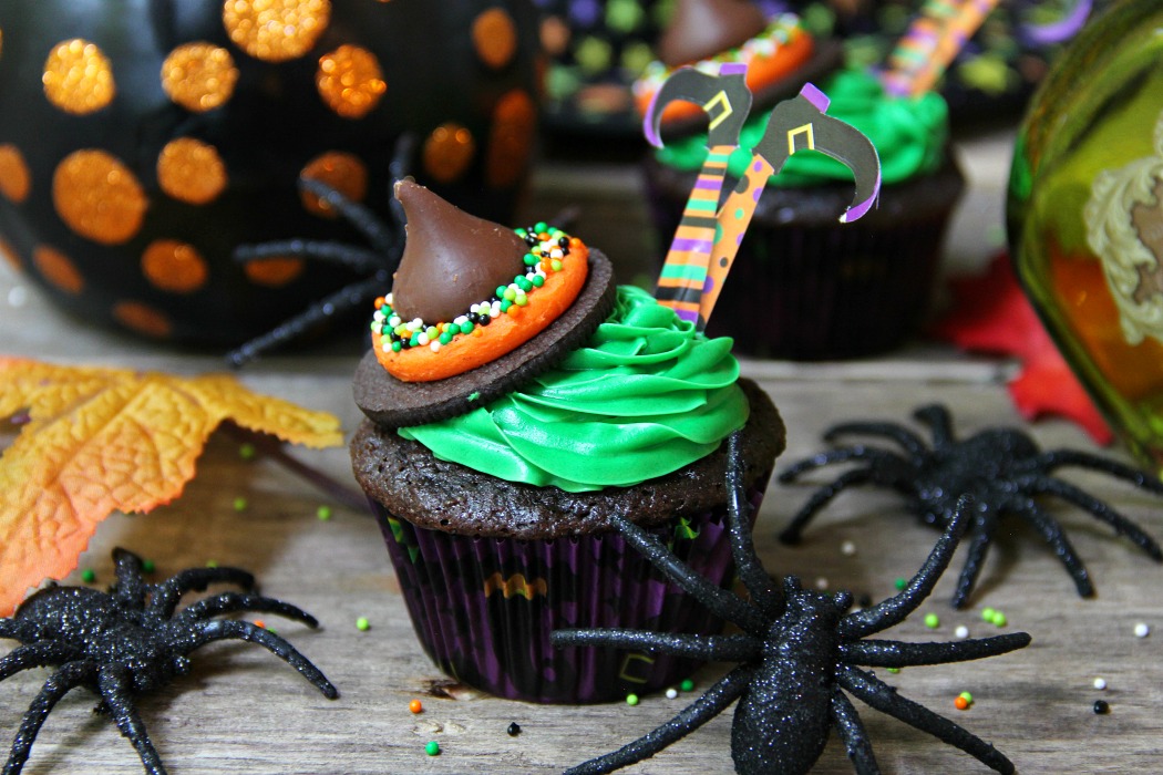 Easy Wicked Witch Cupcakes - These Halloween witch cupcakes are so easy to create. They look so professional yet they go together quickly with a few simple hacks!