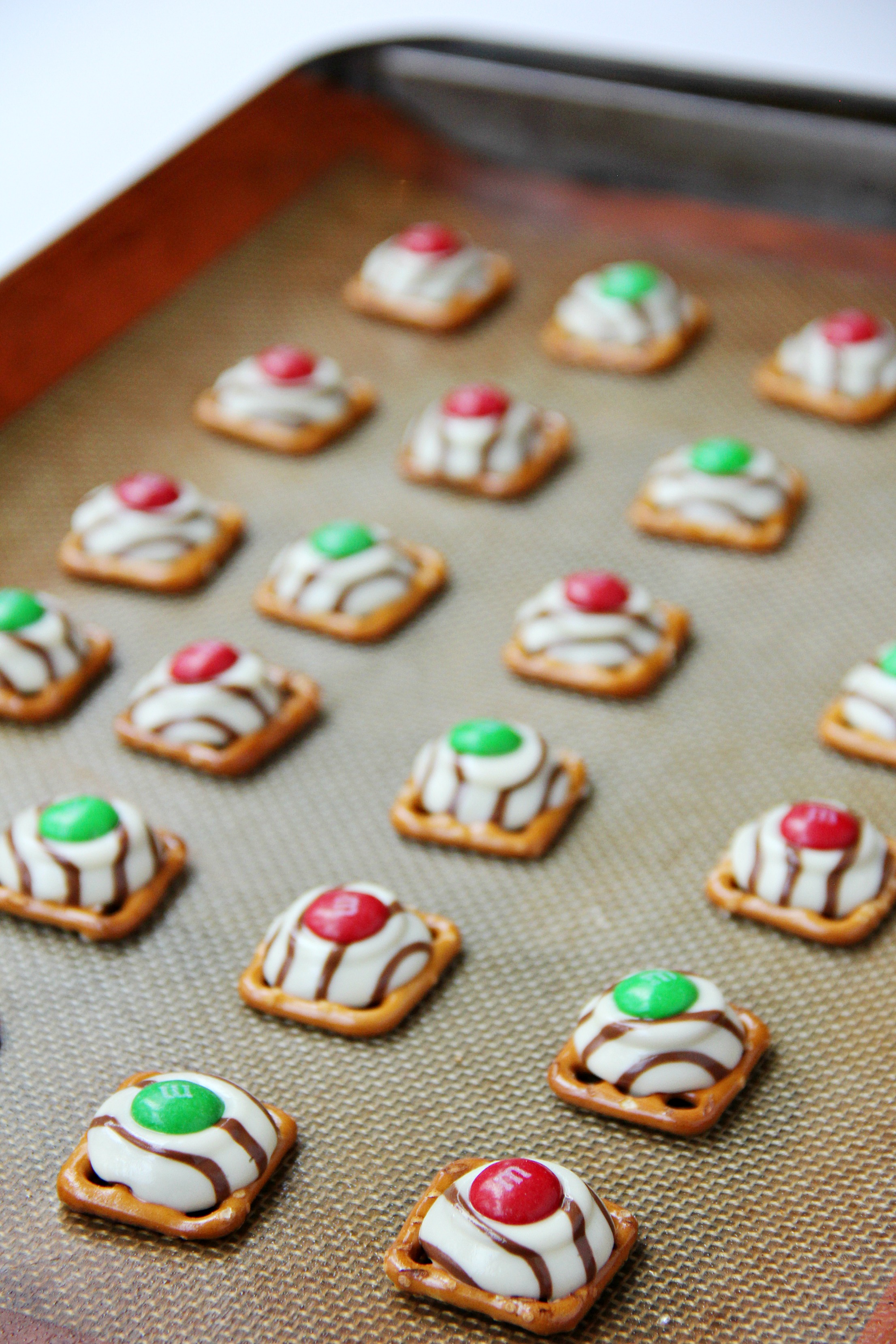 Pretzel M&M Hugs- Sweet and salty three-ingredient bite-sized treats perfect for Christmas and the holidays!