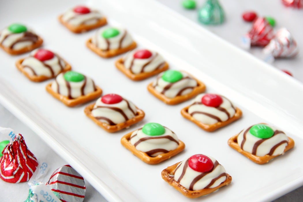 Easy Pretzel M&M Hugs - Baking with Blondie