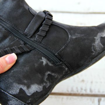 How to Remove Salt From Shoes - Step-by-step process on how to remove salt stains from your shoes using two simple ingredients!