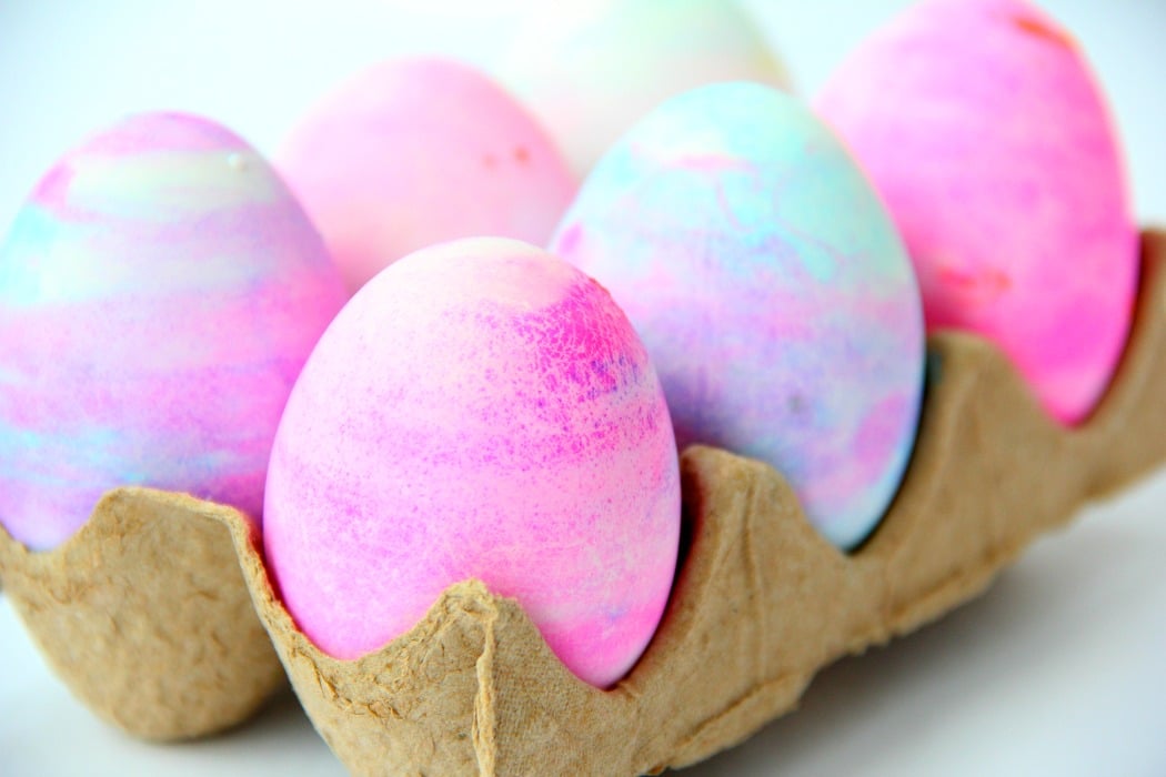 Cool Whip Easter Eggs - Cool Whip helps produce swirls of gorgeous color in this family-friendly DIY easter egg dyeing method!