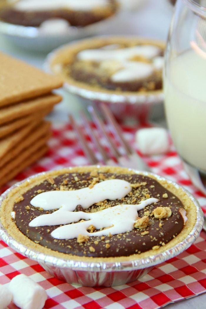 No-Bake S'mores Tarts - A delicious spin on the traditional s'more. These 5-ingredient mini pies are filled with marshmallow creme, chocolate and peanut butter. The perfect end to a summer BBQ!