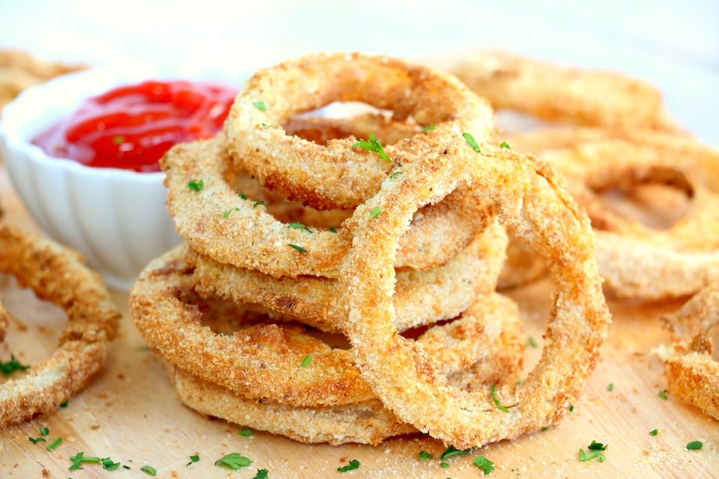 Air Fryer Onion Rings - Fresh onion slices dredged in a flavorful breadcrumb mixture and air fried until crispy and perfectly golden.