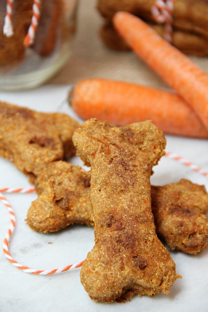 Crunchy Carrot dog Biscuits-smaakvolle, knapperige zelfgemaakte hondenkoekjes, natuurlijk gezoet met wortelen en appelmoes. 