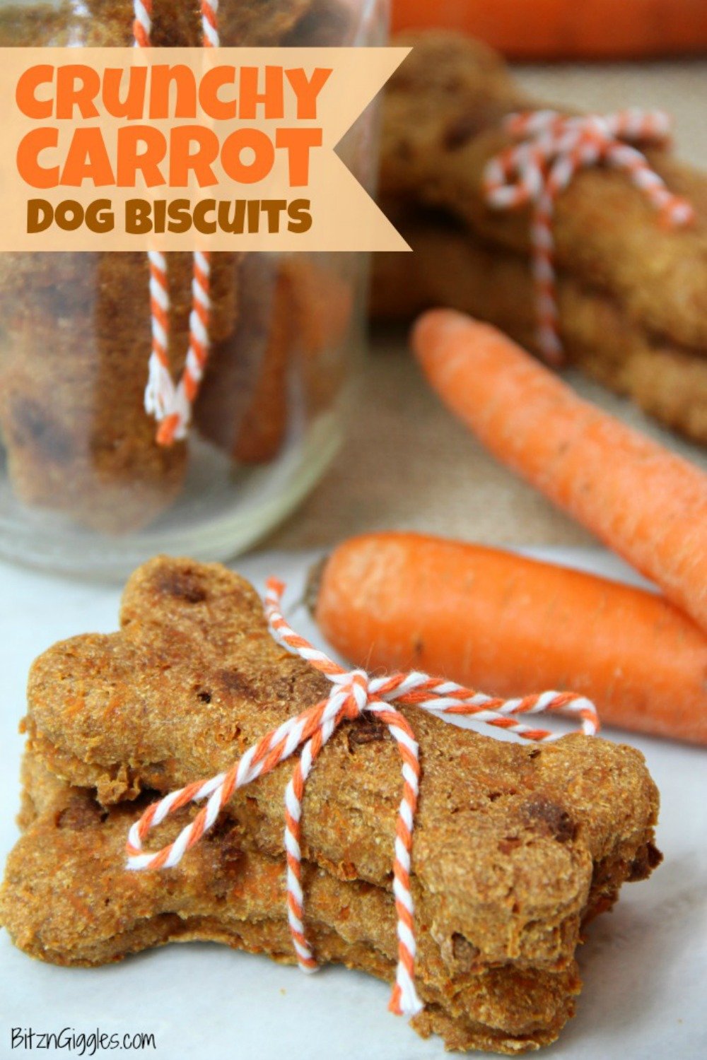 Crunchy Carrot Dog Biscuits-chutné, křupavé domácí psí sušenky přirozeně oslazené mrkví a jablečnou omáčkou. 