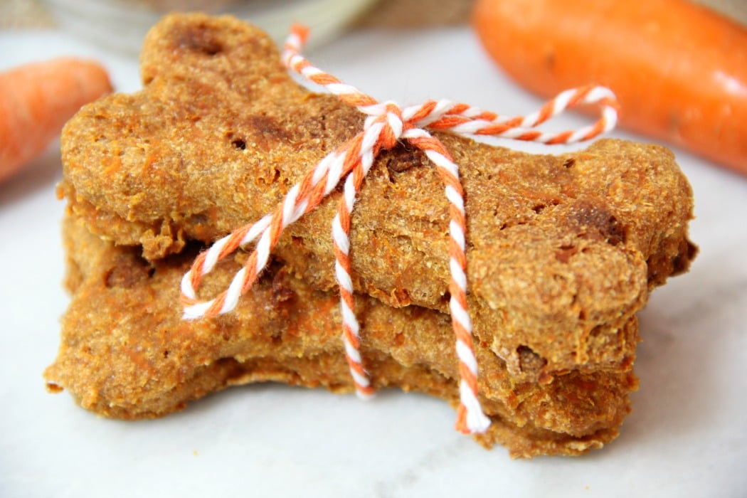 Crunchy Carrot Dog Biscuits - Aromatische, knusprige hausgemachte Hundekekse, natürlich gesüßt mit Karotten und Apfelmus.