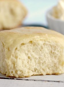 Easy Dinner Rolls - Delicious, freshly baked dinner rolls that come together easily for a holiday celebration or no-fuss weeknight meal!