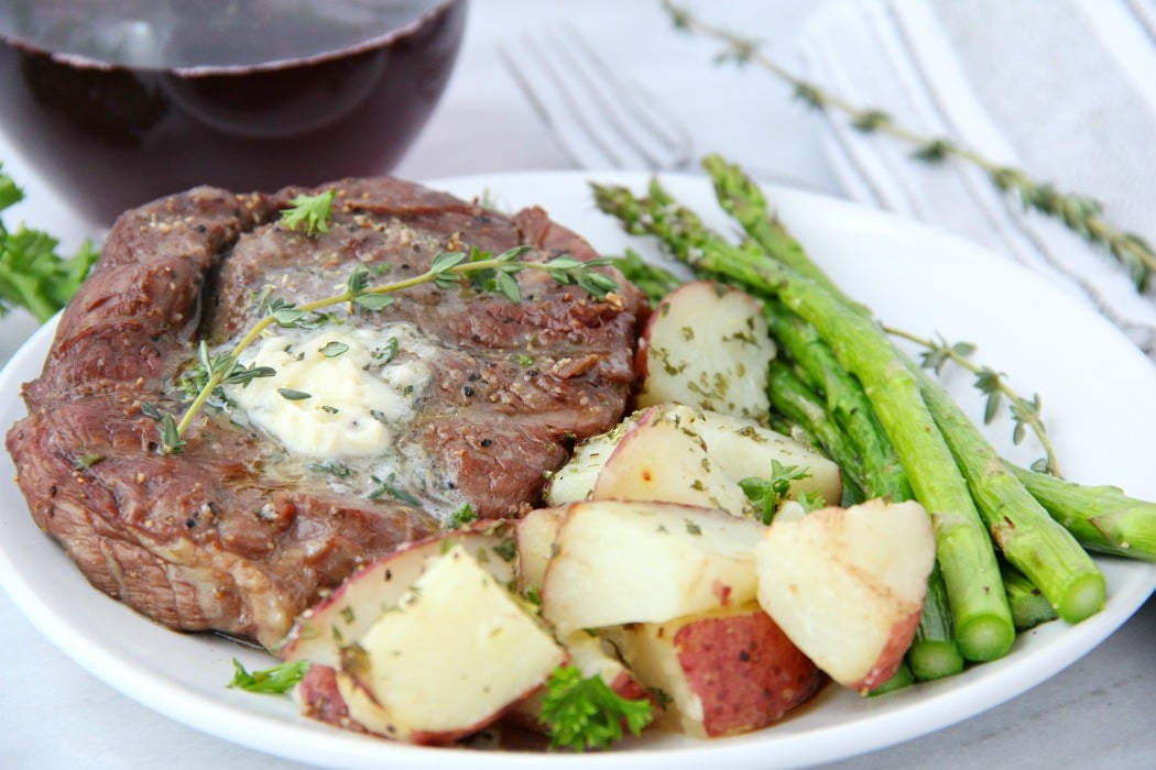 Filet mignon with potatoes and asparagus