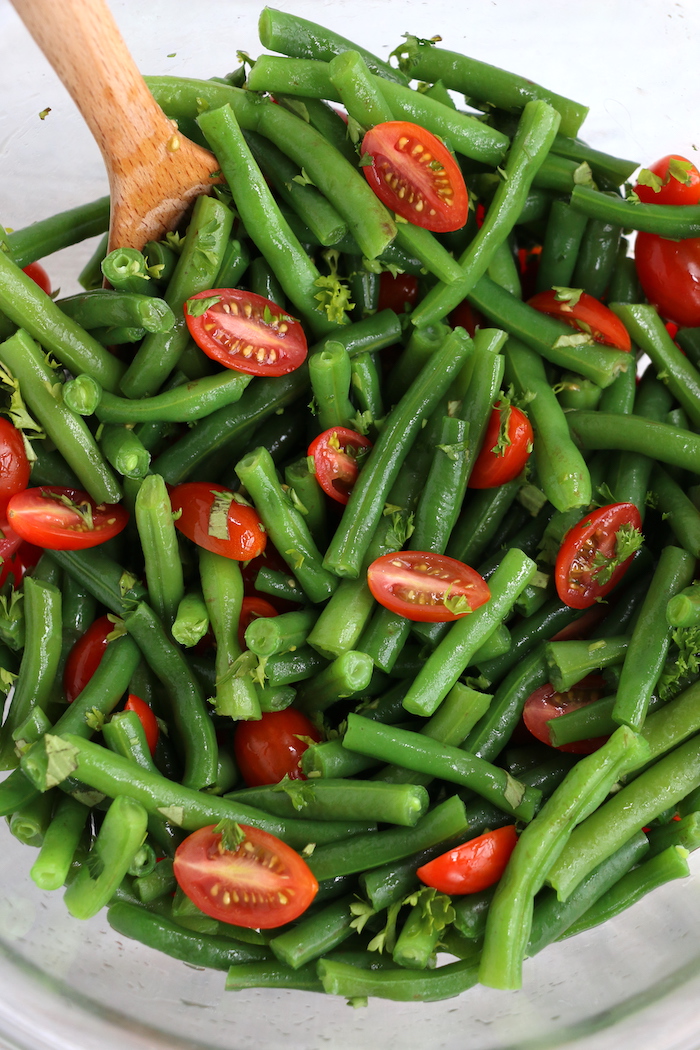bowl of fresh green beans and halved grape tomatoes