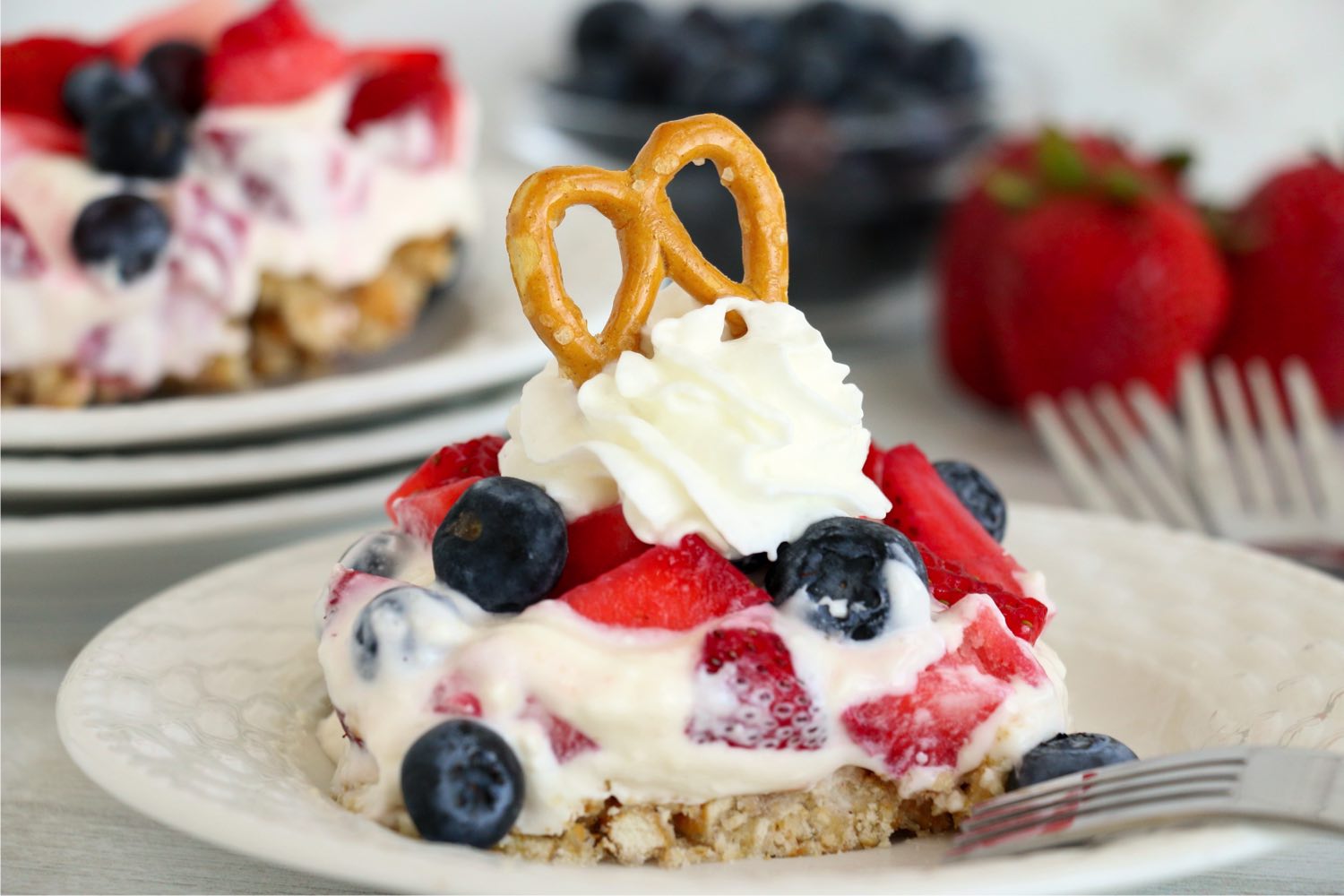 pretzel dessert with fresh berries