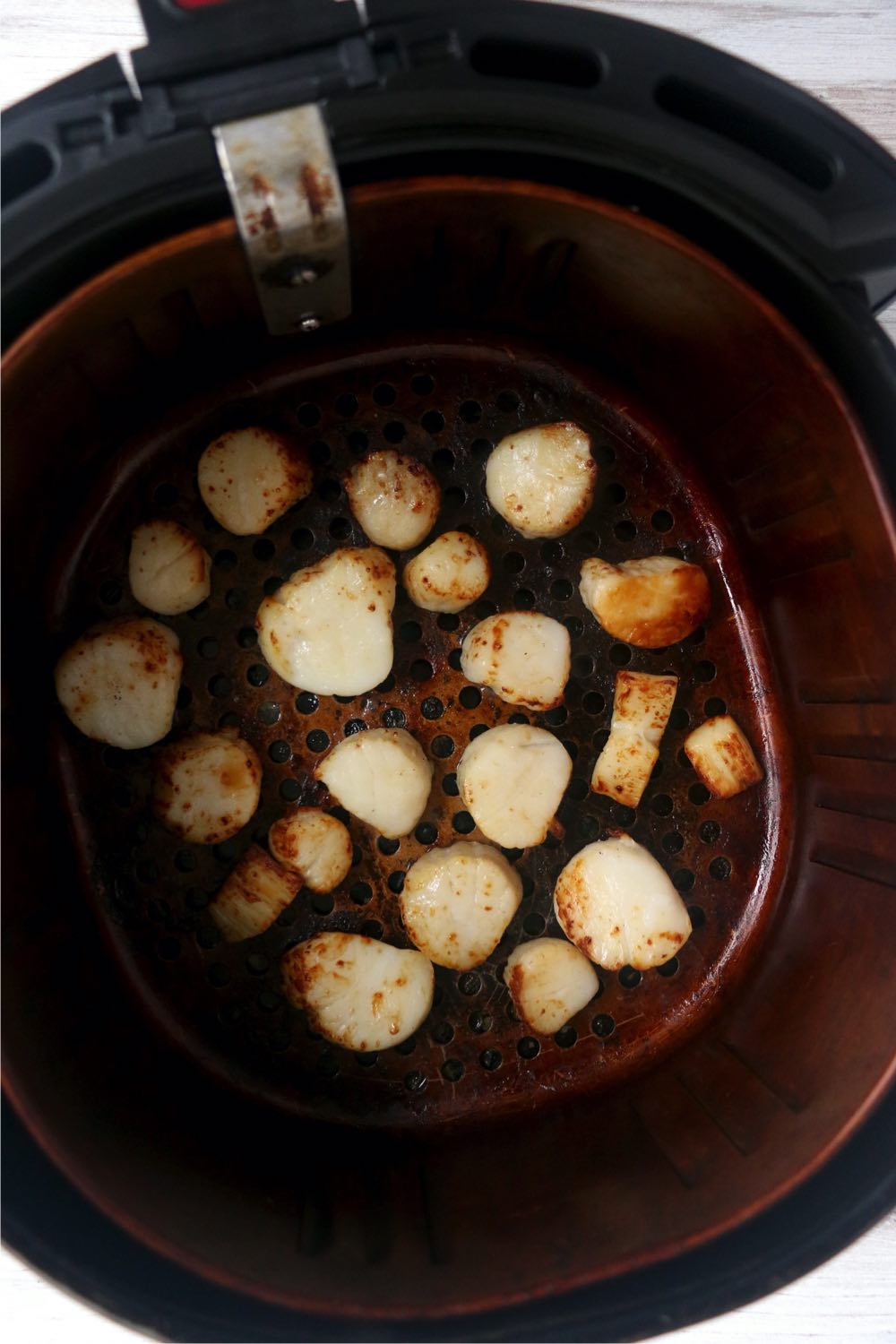cooked scallops in an air fryer basket