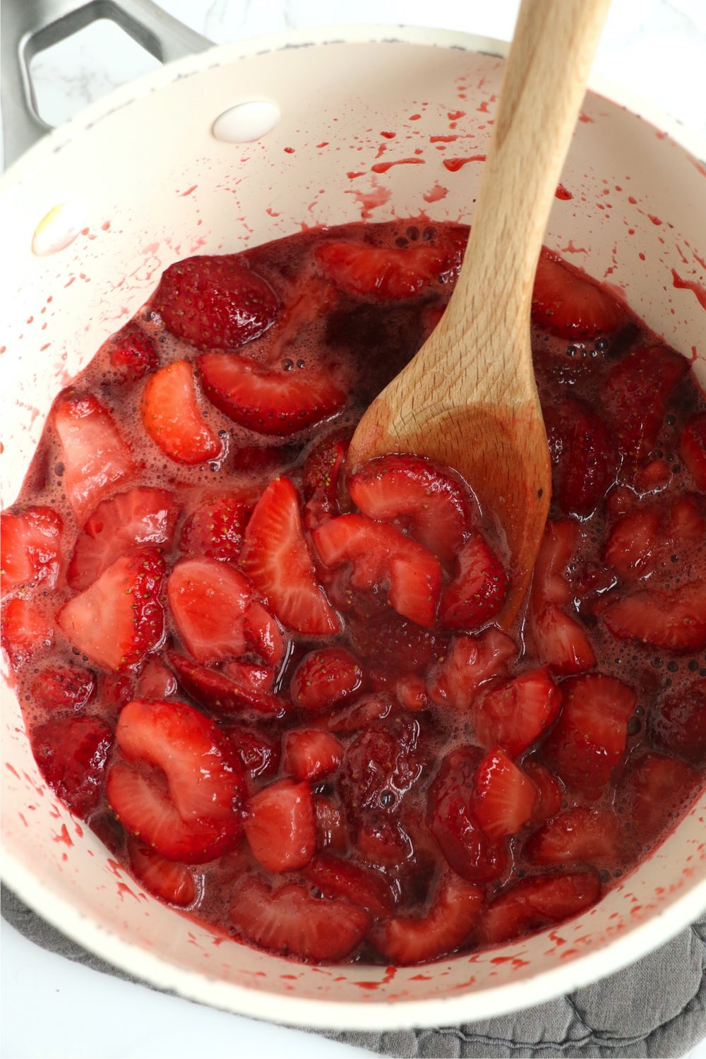 Making a strawberry sauce